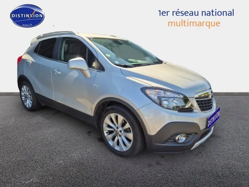 Opel Mokka gris Astéroïde vue 3/4 avant droit, avec calandre chromée et jantes alu visibles.