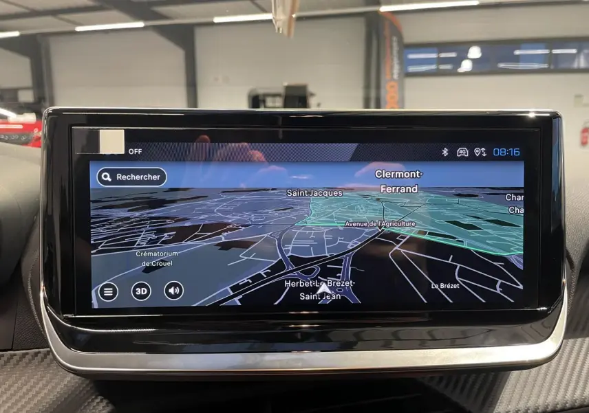 Écran tactile central du tableau de bord de la Peugeot 208 gris Selenium affichant la navigation GPS en intérieur.