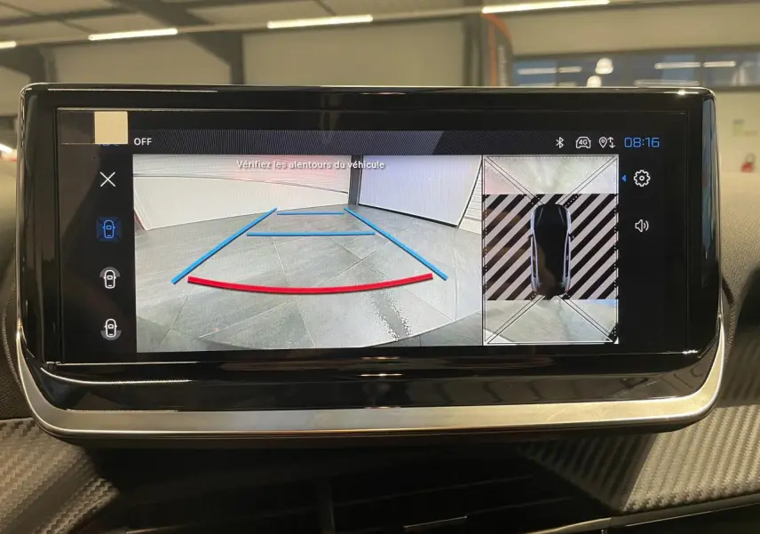 Écran tactile intérieur affichant la caméra de recul et la vue 360° du Peugeot 208 hybride gris Selenium.