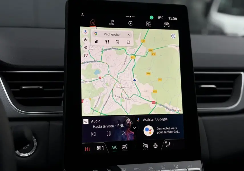 Écran tactile central du Renault Captur 2025 affichant la navigation et commandes climatisation, intérieur noir moderne.