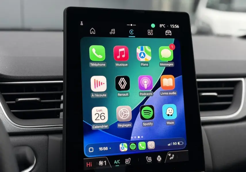 Écran tactile central affichant l'interface multimédia Apple Carplay dans l'habitacle du Renault Captur noir étoilé.