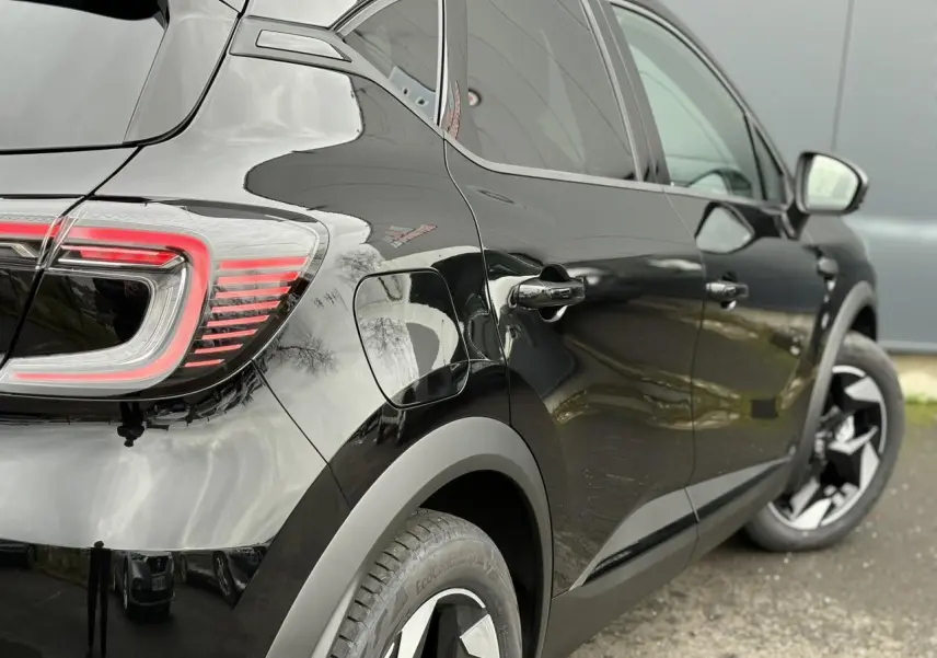 Vue 3/4 arrière droite du Renault Captur noir étoilé avec jantes aluminium 18 pouces Black Hole.