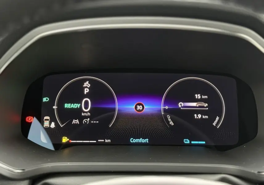 Tableau de bord numérique du Renault Captur 2025, affichage mode confort et indicateurs hybrides en vue frontale.