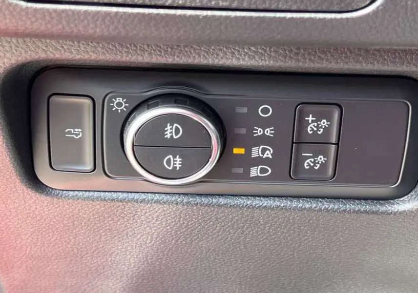 Gros plan sur le panneau de commande des feux et réglages d’éclairage du Ford Ranger Raptor 2025, intérieur noir.