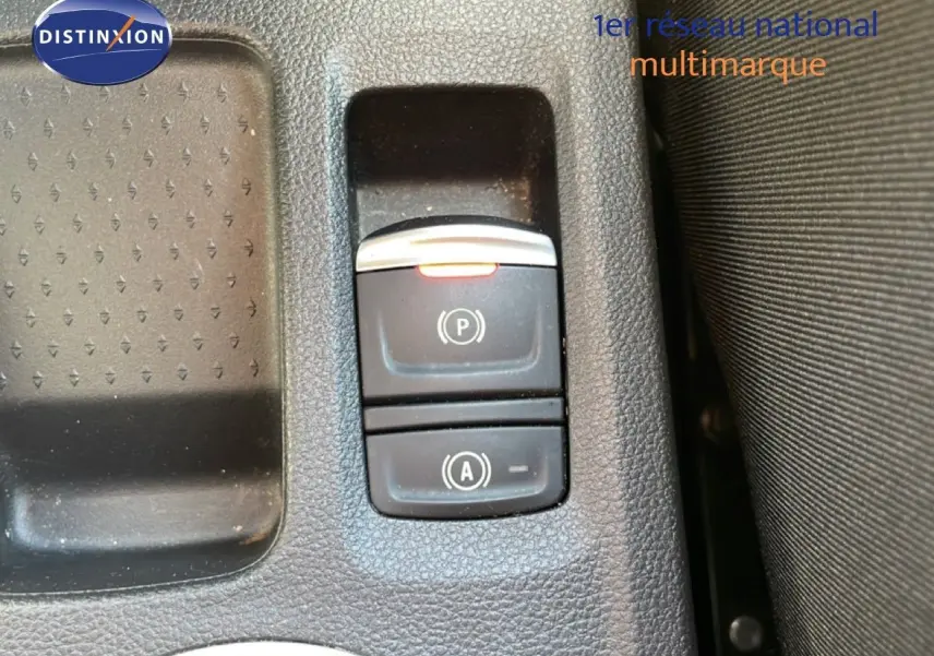 Gros plan sur les commandes de frein à main électronique et de démarrage/arrêt automatique dans une Renault Symbioz noire étoile métal.