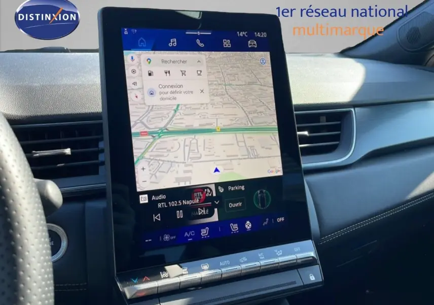 Vue intérieure centrée sur l'écran tactile vertical du tableau de bord du Renault Symbioz noir étoile métal, avec volant partiel visible.