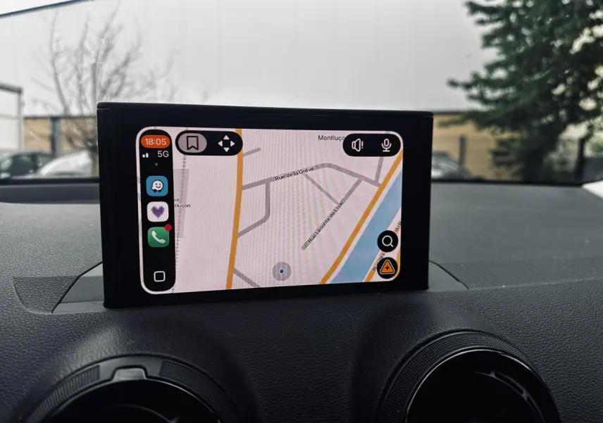 Écran central du tableau de bord d'un Audi Q2 1.6 TDI Business line 2017 affichant une carte de navigation.