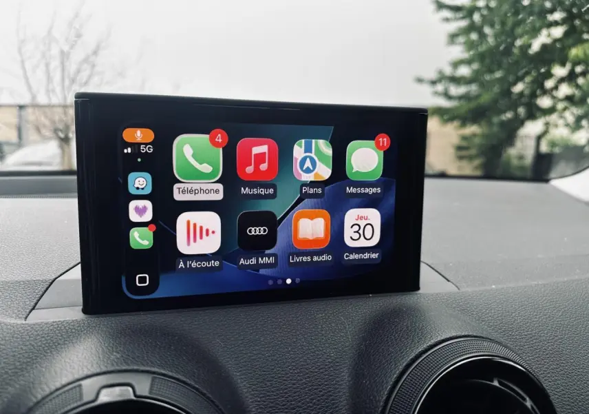 Écran tactile central de l’Audi Q2 2017 affichant l’interface MMI avec applications connectées, vue intérieure frontale.