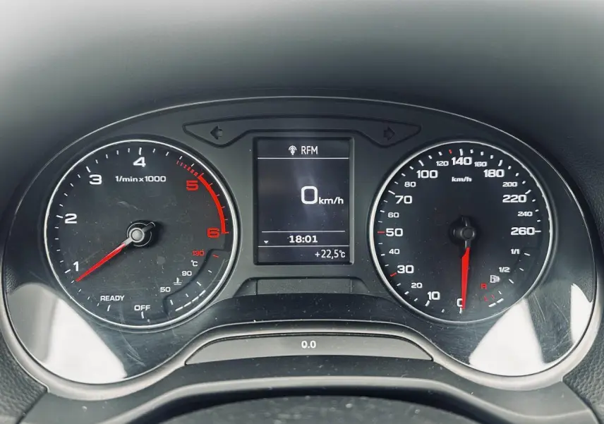 Vue rapprochée du tableau de bord de l'Audi Q2 1.6 TDI 2017, affichage numérique au centre, compte-tours et vitesse analogiques.