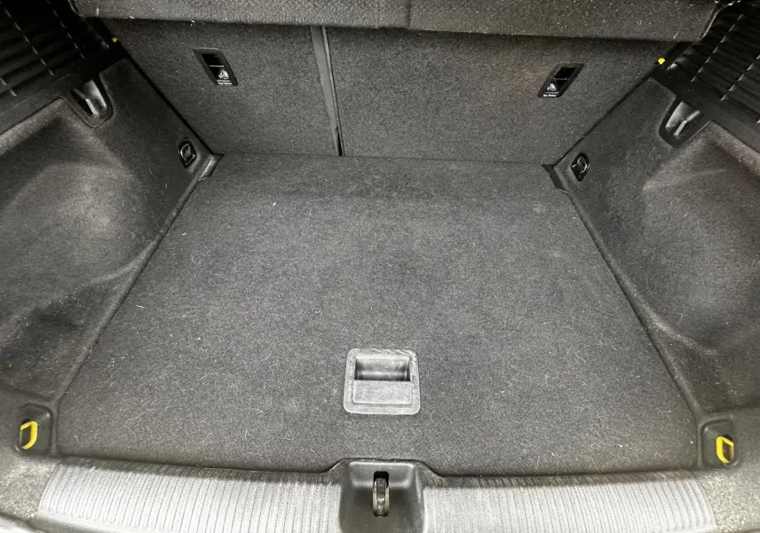 Vue intérieure du coffre spacieux et propre de l'Audi Q2 1.6 TDI Business line, sans chargement visible.