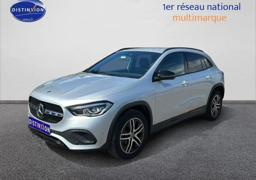 Mercedes GLA 200 essence gris vue 3/4 avant droit avec jantes alu et calandre noire distinctive.