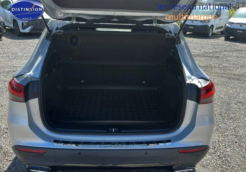 Vue arrière d’un Mercedes GLA 200 gris 2022 avec coffre ouvert et double sortie d’échappement chromée visible.
