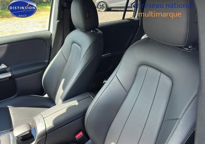 Vue intérieure rapprochée des sièges avant en cuir noir du Mercedes GLA 200 2022, avec accoudoir central visible.