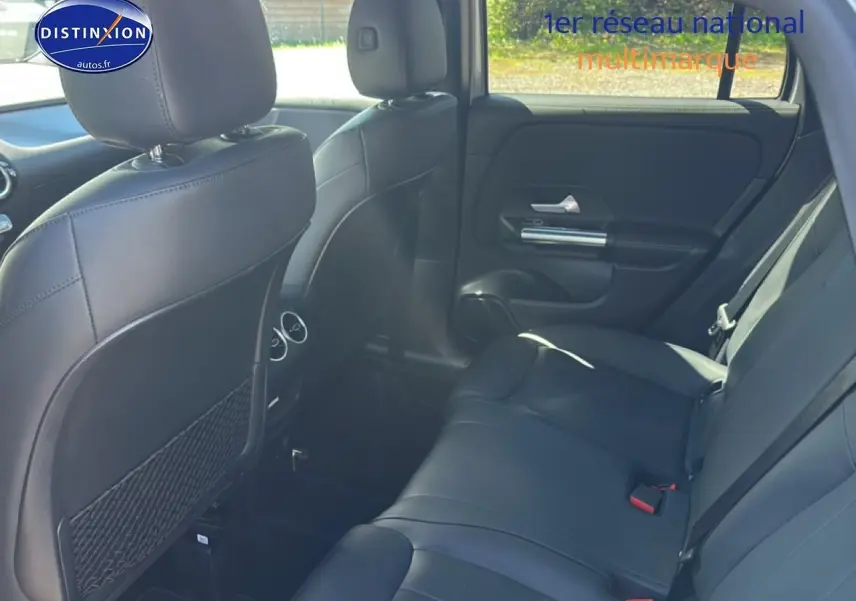 Vue intérieure côté droit des sièges arrière en cuir noir du Mercedes GLA 200 163 progressive line 2022.