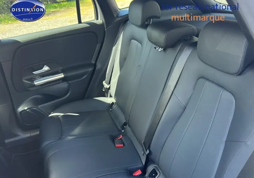 Vue intérieure côté gauche sur la banquette arrière noire du Mercedes GLA 200 2022 avec ceinture de sécurité visible.