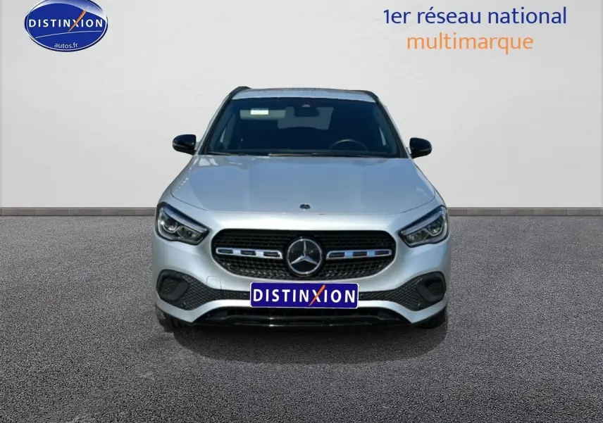 Vue de face d'une Mercedes GLA 200 gris clair avec calandre noire et logo étoile central bien visible.