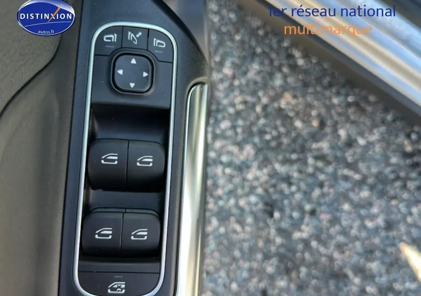 Gros plan sur les commandes des vitres électriques côté gauche d'une Mercedes GLA 200 gris 2022.