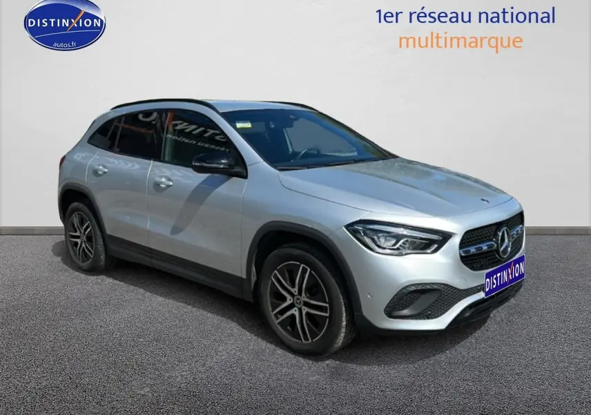 Mercedes GLA 200 essence gris, vue 3/4 avant droit, jantes alliage et calandre noire distinctive.