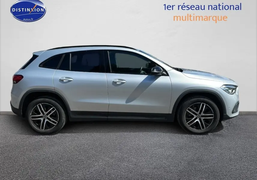 Vue latérale droite d'un Mercedes GLA 200 gris 2022 avec jantes alliage et vitres surteintées.