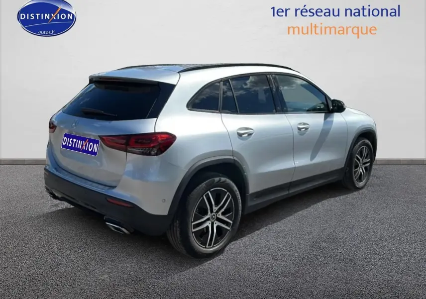 Vue 3/4 arrière droite d'un Mercedes GLA gris avec jantes alliage et vitres arrière surteintées.