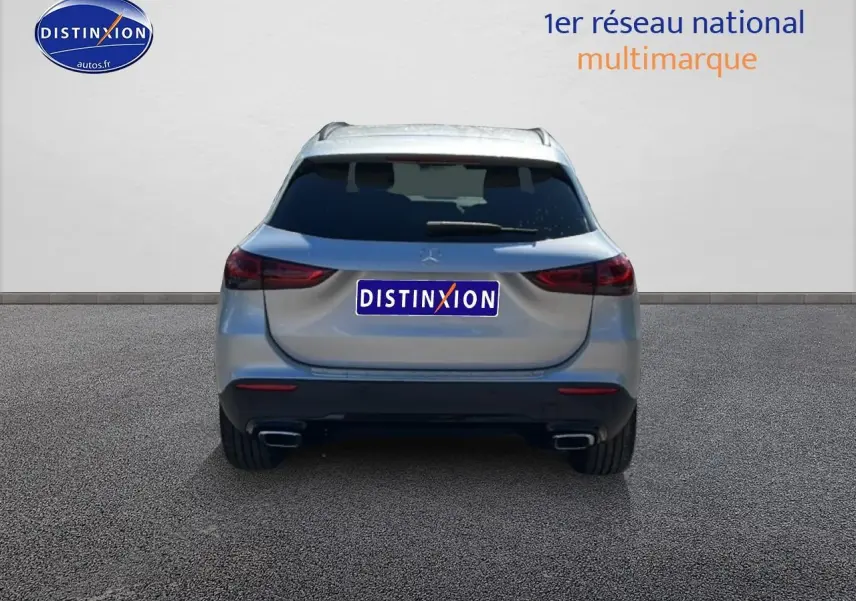 Vue arrière d'un Mercedes GLA gris 2022 avec feux LED et double sortie d'échappement chromée.