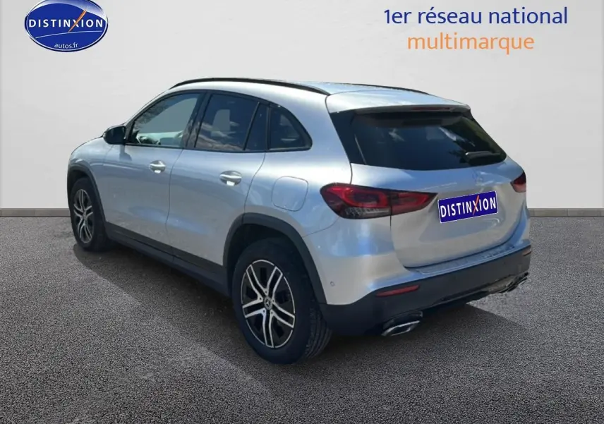 Vue 3/4 arrière droite d'un Mercedes GLA 200 gris avec jantes alu et vitres arrière surteintées.