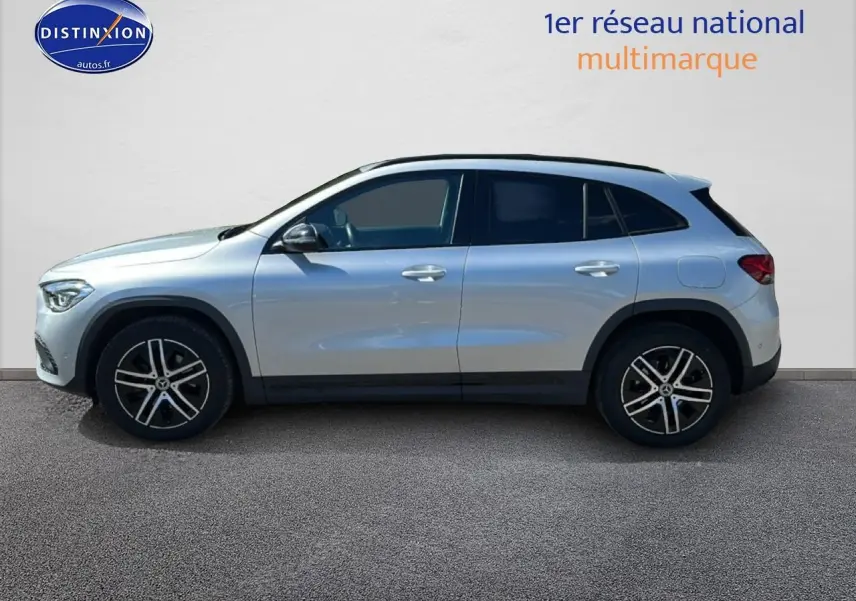 Mercedes GLA 200 2022 gris vue de profil côté gauche avec jantes alliage et vitres surteintées.