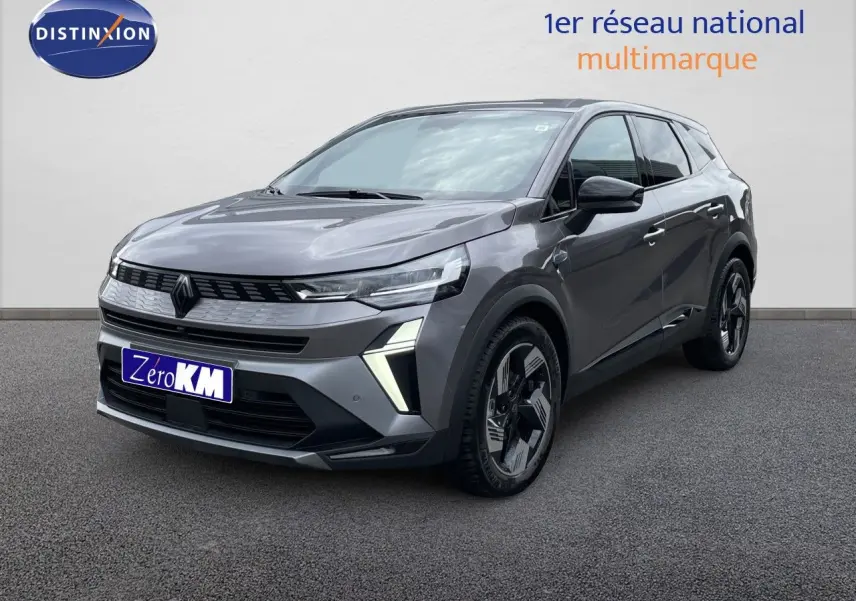 Vue 3/4 avant d'un Renault Symbioz gris cassiopée métal avec calandre noire et jantes stylisées noires et grises.