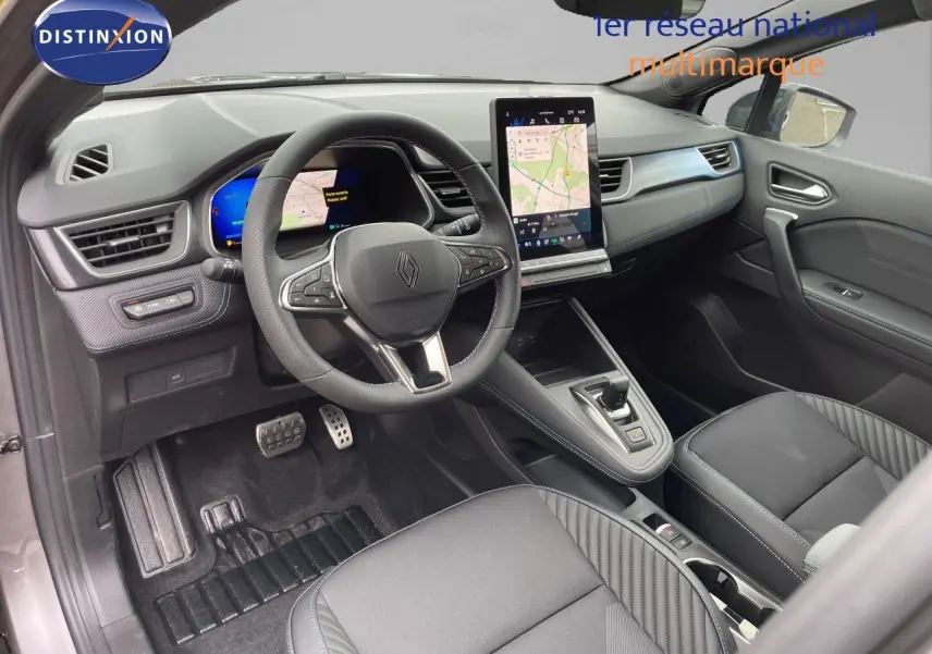 Vue intérieure côté conducteur du Renault Symbioz gris cassiopée, avec tableau de bord numérique et écran tactile vertical.