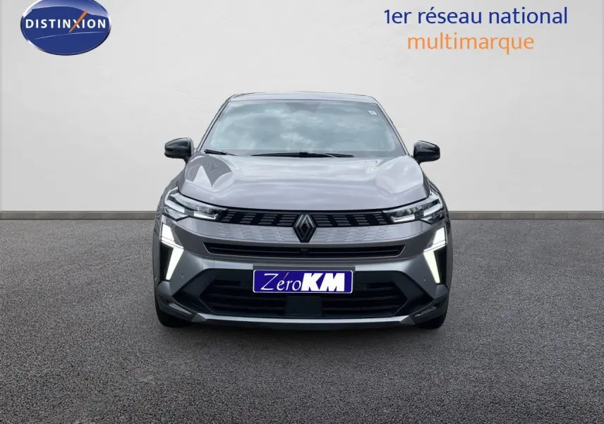 Vue avant du Renault Symbioz gris cassiopée métallisé avec feux LED verticaux allumés sur fond neutre.