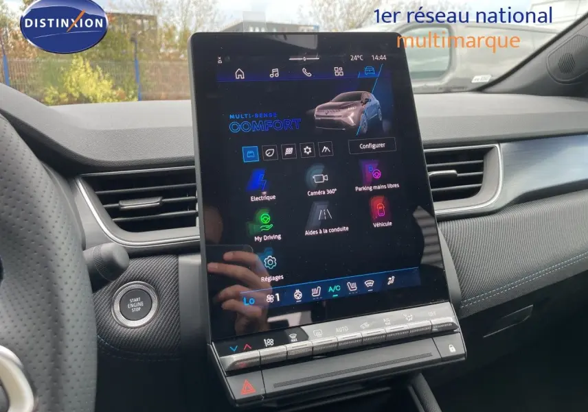 Vue intérieure centrée sur l'écran tactile vertical du tableau de bord du Renault Symbioz gris Cassiopée, affichant les réglages de conduite.