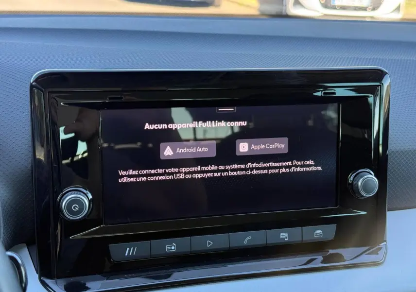 Écran tactile central du tableau de bord d’un SEAT Arona blanc, affichant les options Android Auto et Apple CarPlay.