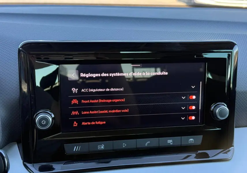 Écran tactile central du SEAT Arona 2025 montrant les réglages des aides à la conduite, vue de face.