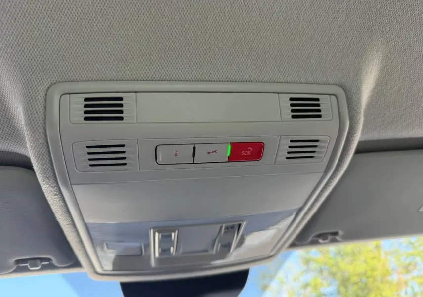 Plafonnier intérieur avec boutons SOS et éclairage, vue en contre-plongée dans un SEAT Arona blanc toit noir.