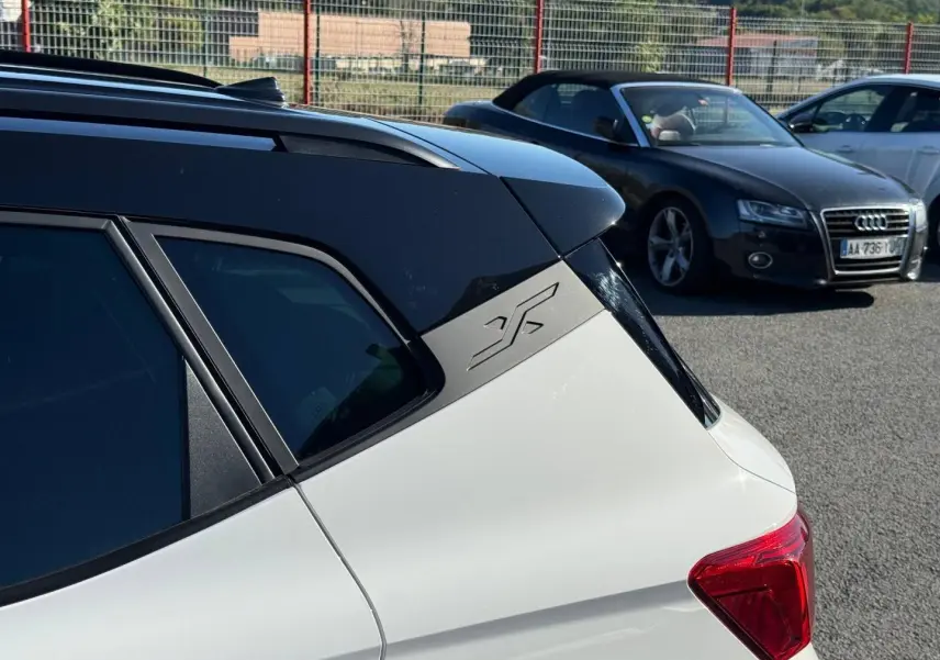 Détail arrière droit du SEAT Arona blanc Candy avec toit noir Minuit et logo FR sur montant C.