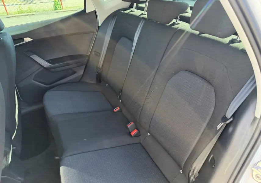 Vue côté droit de la banquette arrière en tissu gris Como du SEAT Arona 2025, avec ceintures et appuie-têtes visibles.