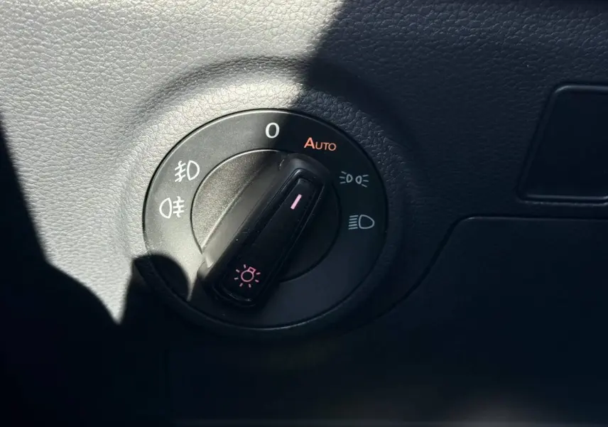 Gros plan sur la molette de commande des phares du SEAT Arona 2025, avec réglage sur feux de position.