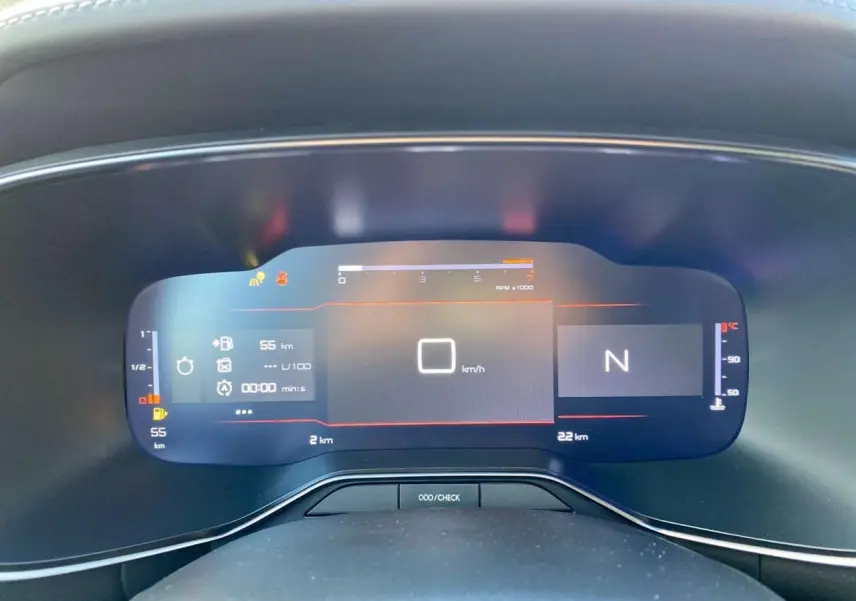 Tableau de bord numérique du Citroën C5 Aircross 2025 affichant vitesse, régime moteur et température, vue frontale rapprochée.