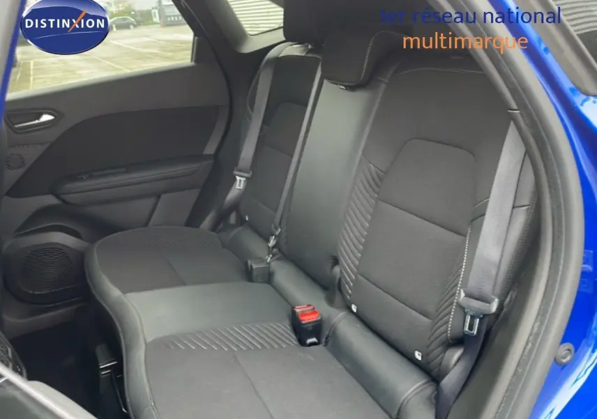 Vue intérieure côté droit sur la banquette arrière noire du Renault Symbioz bleu iron metal, avec ceinture de sécurité visible.