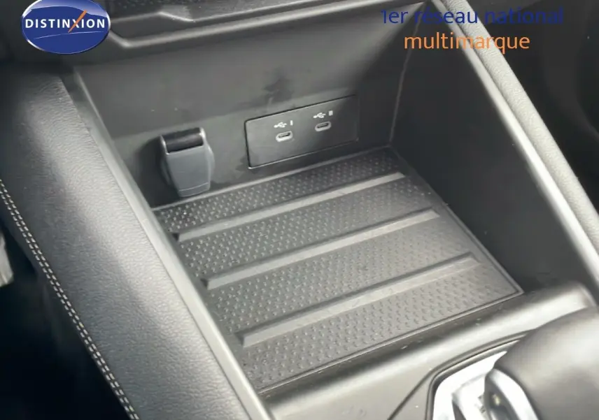 Détail de la console centrale noire avec ports USB-C et prise 12V sur Renault Symbioz E-Tech Hybrid 2025.