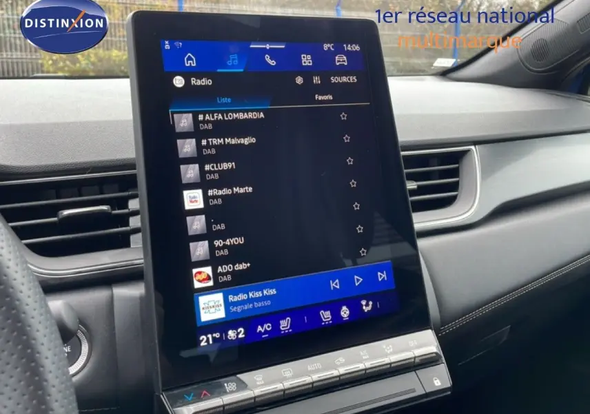 Vue intérieure du tableau de bord du Renault Symbioz 2025 bleu iron metal, avec écran tactile central affichant la radio digitale.