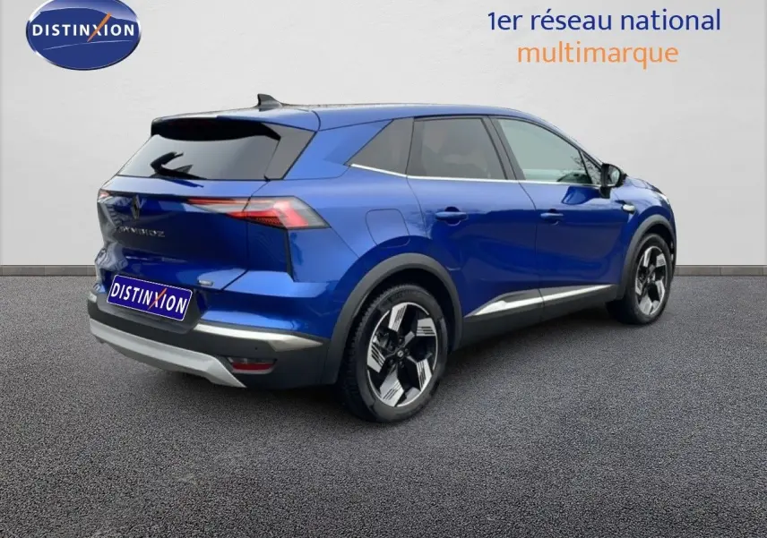 Vue 3/4 arrière droite d'un Renault Symbioz bleu iron metal avec jantes bicolores et feux arrière LED fins.