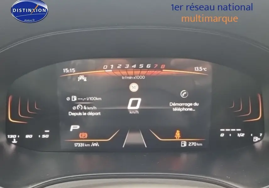 Tableau de bord numérique du SEAT Arona 2025 affichant la vitesse, compte-tours et informations de conduite en lumière orange.