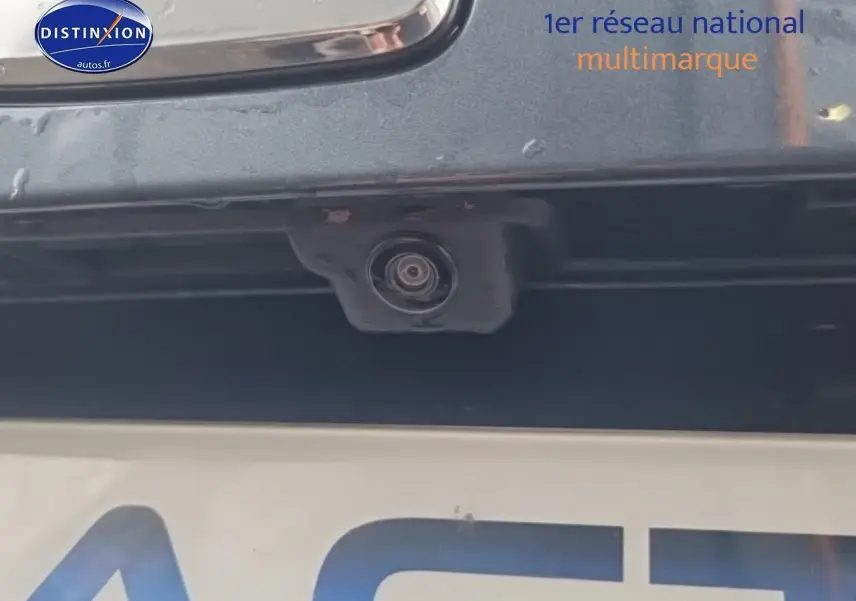 Gros plan sur la caméra de recul du hayon arrière d'une SEAT Arona gris magnétique 2025.