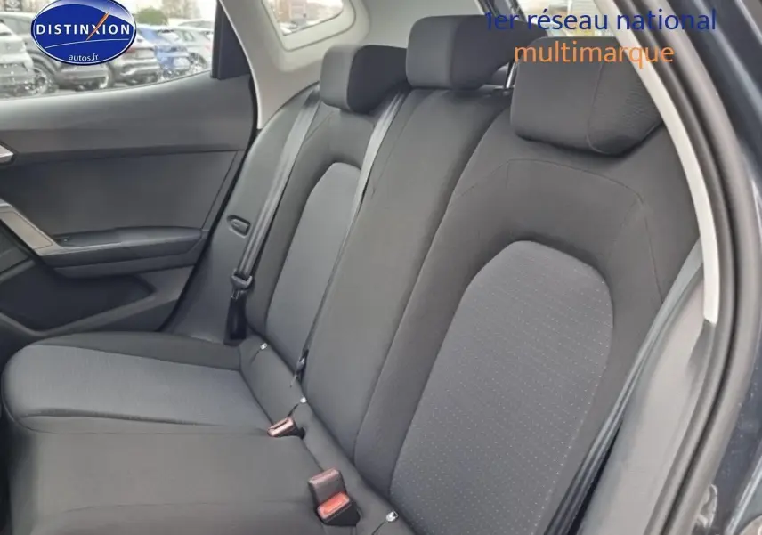 Vue intérieure côté arrière droit montrant la banquette tissu gris Como du SEAT Arona 2025 gris magnétique.