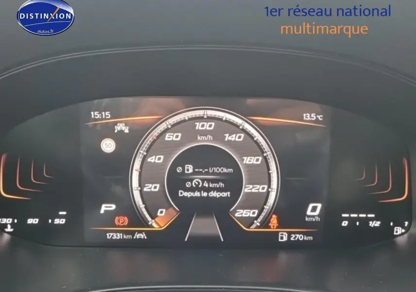 Tableau de bord numérique du SEAT Arona 2025 affichant la vitesse, la température et l'autonomie, éclairage orange.