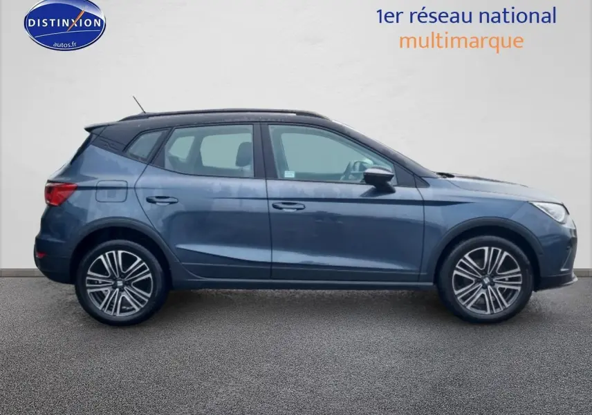 Vue de profil côté gauche d'une SEAT Arona 2025 gris magnétique avec jantes 17 pouces urban design.