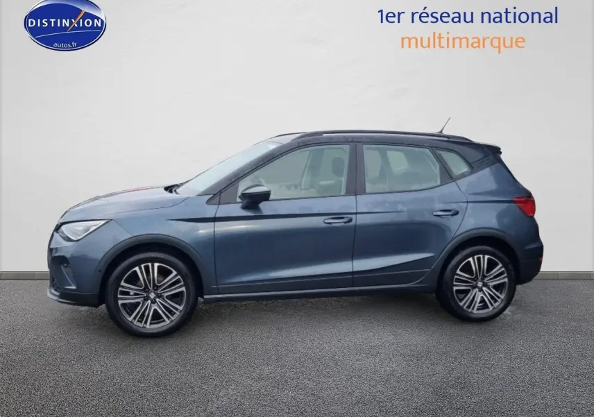 Vue de profil côté gauche d'un SEAT Arona gris magnétique avec jantes 17 pouces urban design sur fond neutre.