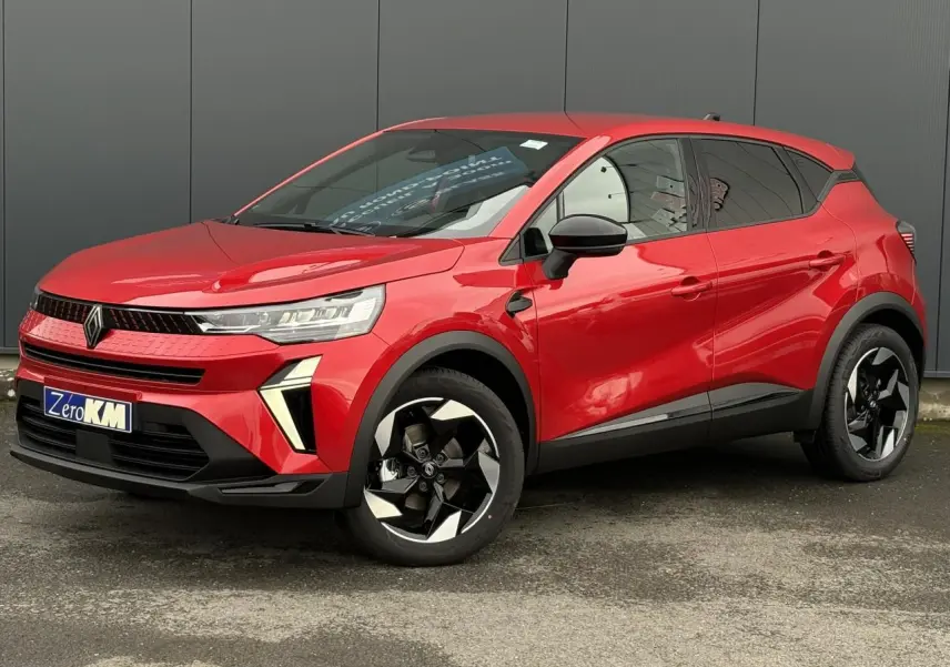 Renault Captur rouge flamme en 3/4 avant droit avec jantes aluminium noires et détails noirs brillants.