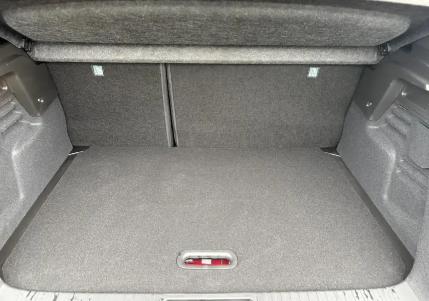 Coffre spacieux et propre du Renault Captur 2025, vue intérieure arrière avec plancher de coffre mobile fermé.